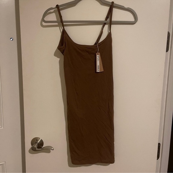 Skims M FITS EVERYBODY B22 SLIP DRESS Jasper Brown NWT - Picture 3 of 5